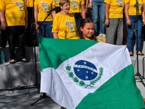 Durante a apresentação,o Coro Voz Viva celebra a cultura paranaense ao som de “Bicho do Paraná”. A bandeira do Estado integra a performance, em um dos momentos de maior identificação do público com o espetáculo. Foto: Eric Jhosep Calderón Bustos